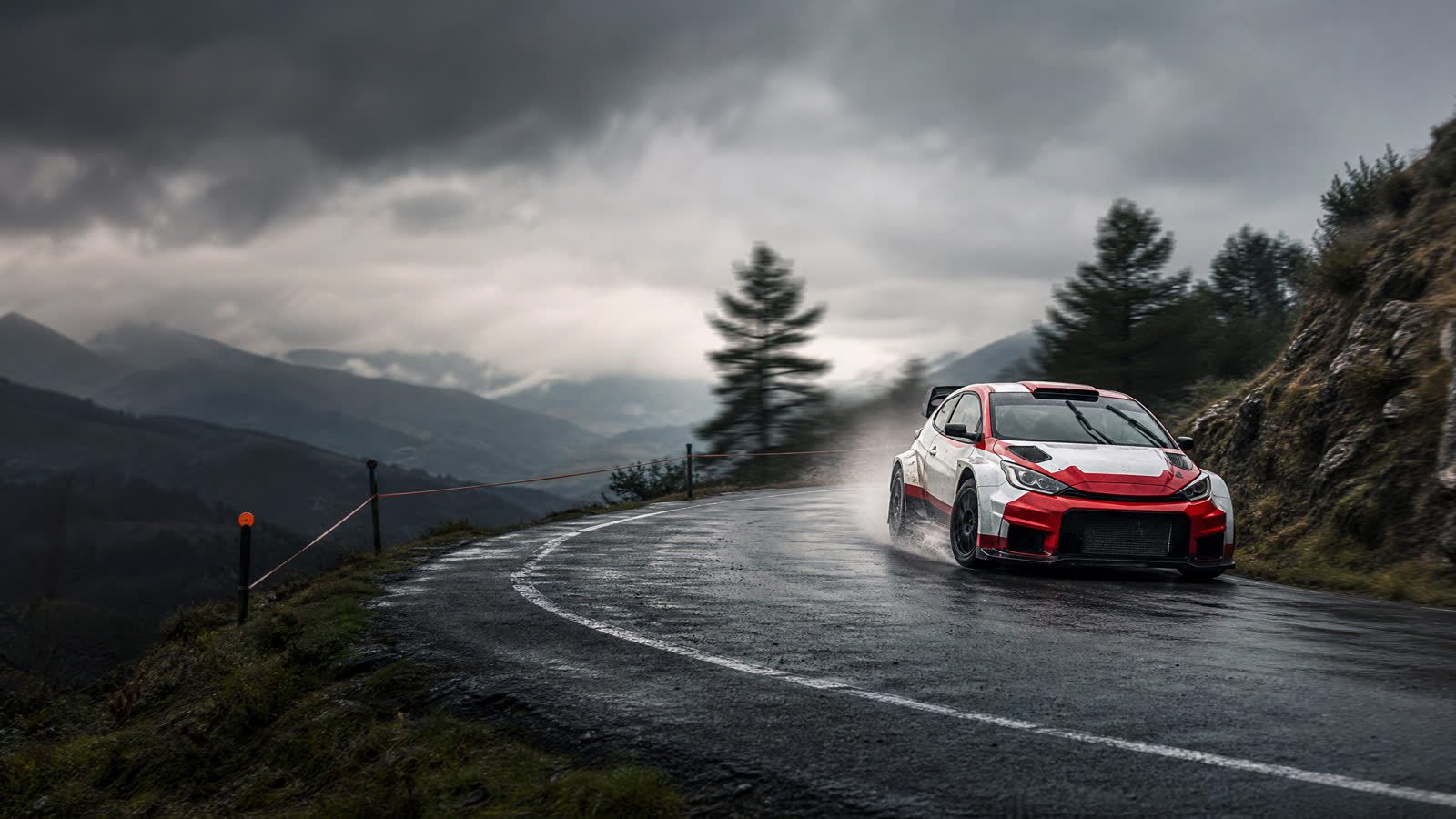 Coche de rally afrontando una horquilla de montaña